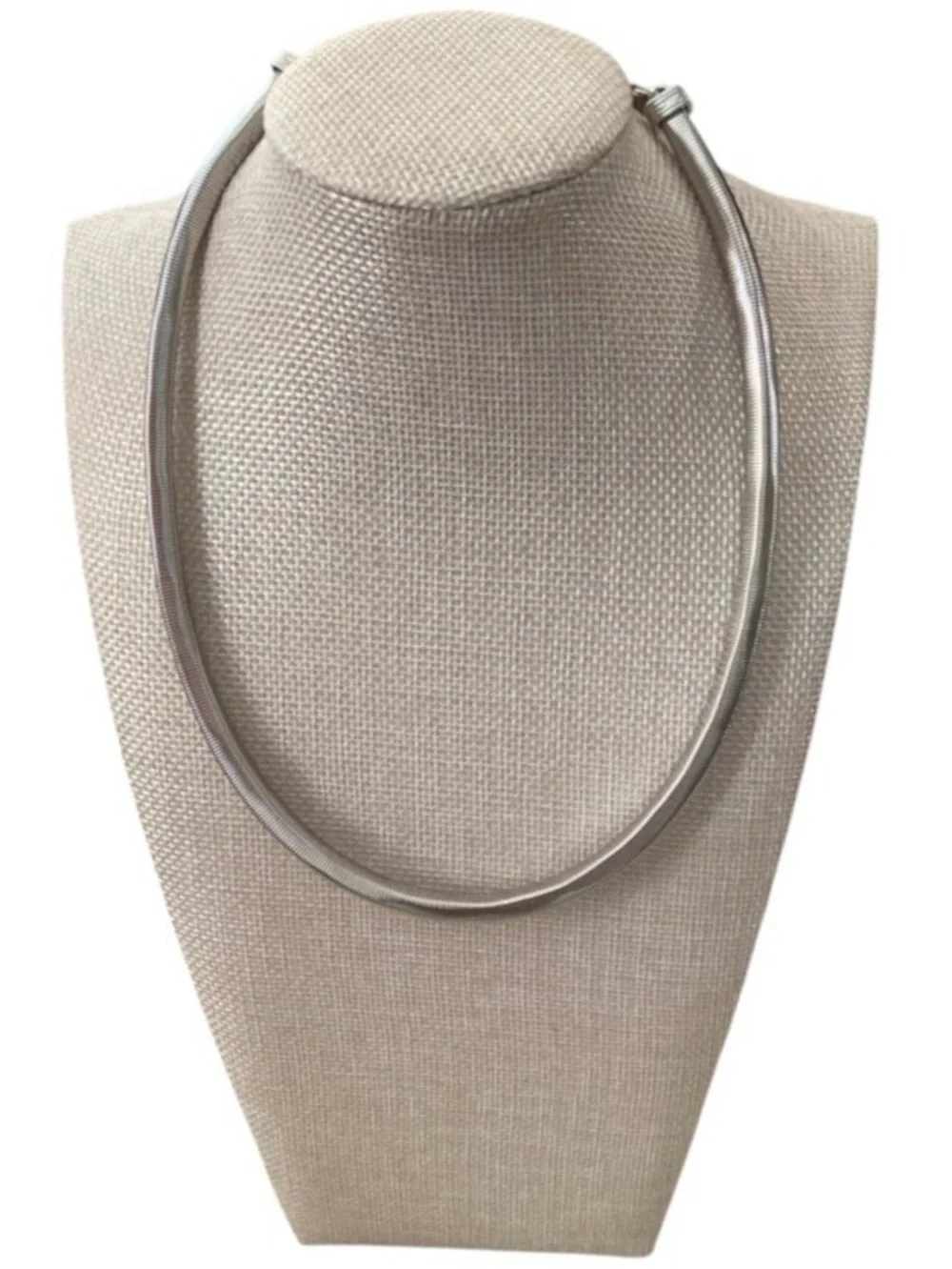 Juliet by Crystal Avenue Round Omega Stretchy Silver Tone Necklace (NWT)